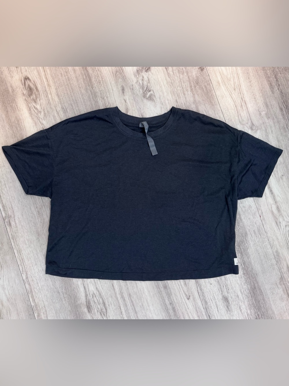 Women’s Vuori Heather Black Crop Energy Tee Small